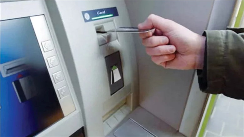 لو ماكينة ATM سحبت الفيزا.. اعرف إزاي ترجعها في 5 خطوات