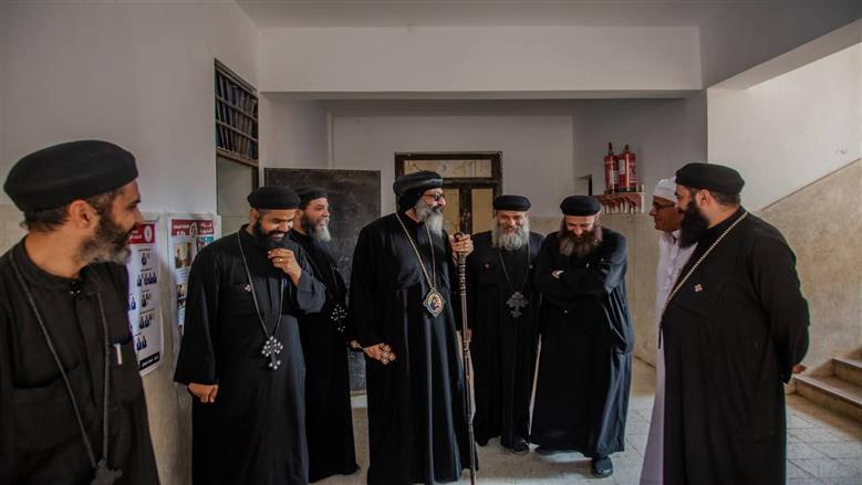 الأنبا مينا يدلي بصوته في انتخابات مجلس النواب 