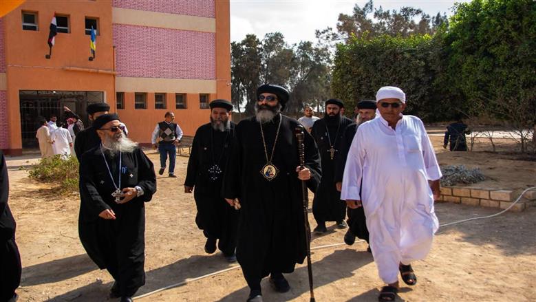 الأنبا مينا يدلي بصوته في انتخابات مجلس النواب 