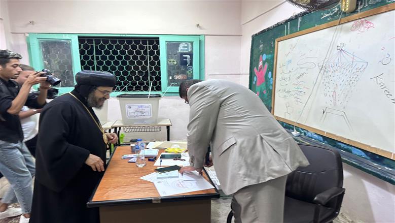 واجب وطني.. الأنبا بافلي يدلي بصوته في انتخابات مجلس النواب بالإسكندرية