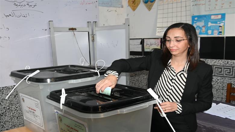محافظ البحيرة تدلى بصوتها في الانتخابات
