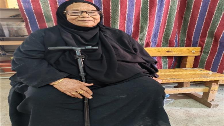 مستندة على عكازها.. الحاجة فاطمة 65 عاما وتشارك في انتخابات النواب بأسوان