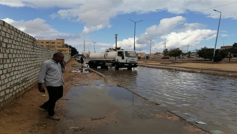 خلال التعامل من فرق الطوارئ مع مياه الأمطار لسحبها من شوارع مرسى مطروح 