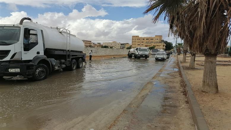 خلال التعامل من فرق الطوارئ مع مياه الأمطار لسحبها من شوارع مرسى مطروح 