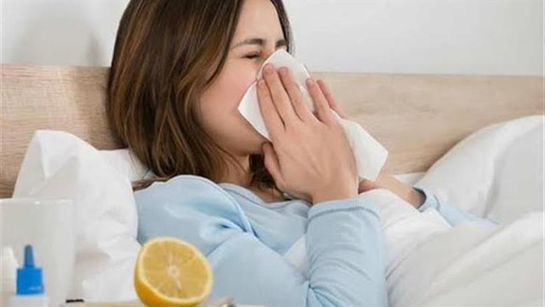 هل تناول البيض واللبن أثناء نزلات البرد يسبب مخاطر؟.. طبيب يكشف مفاجأة