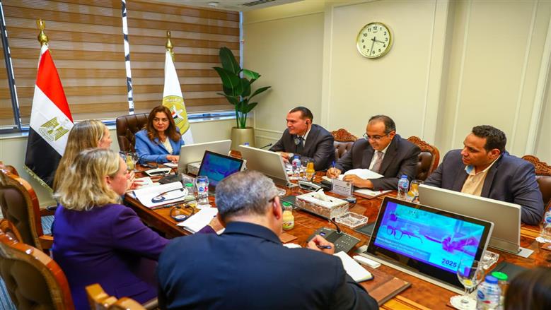 لقاء وزير ة التنمية المحلية بوفد البنك الدولى