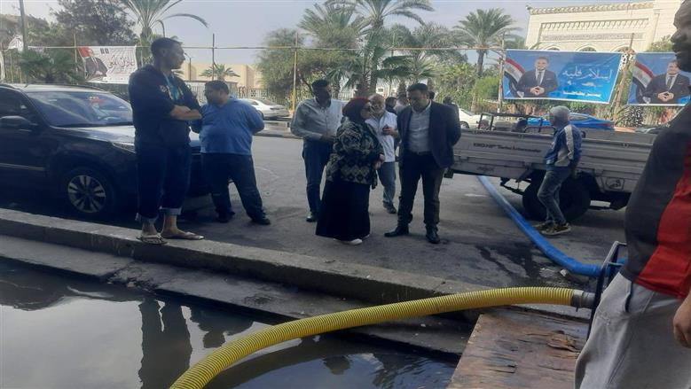 سحب مياه الأمطار الغزيرة من شوارع بورسعيد