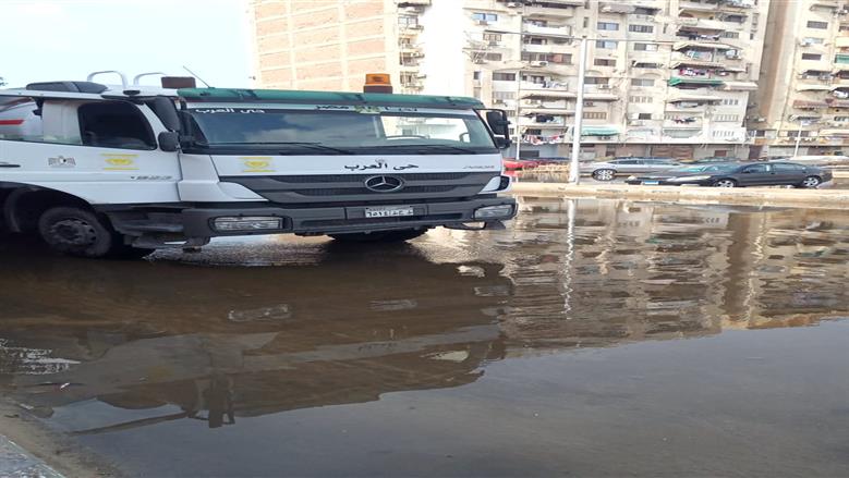 سحب مياه الأمطار الغزيرة من شوارع بورسعيد