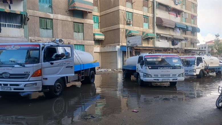 سحب مياه الأمطار الغزيرة من شوارع بورسعيد