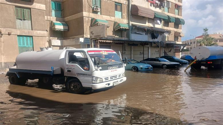 سحب مياه الأمطار الغزيرة من شوارع بورسعيد