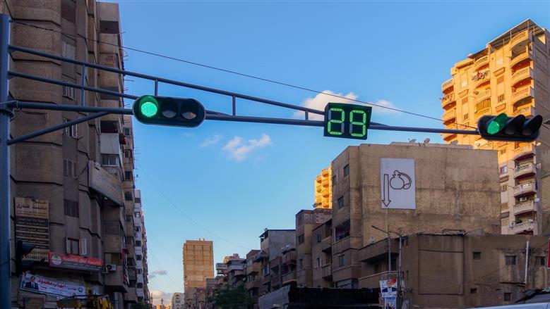  تركيب الإشارة المرورية الجديدة عند مدخل شارع الفلكي