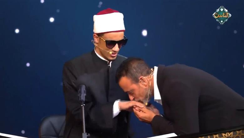 الداعية مصطفى حسني قبل يده.. من هو القارئ محمد حسن المتسابق في دولة التلاوة؟