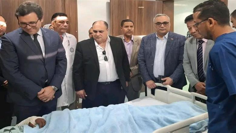 وزير الثقافة يزور مصابي حادث إسنا ويأمر بتوفير رعاية كاملة لهم