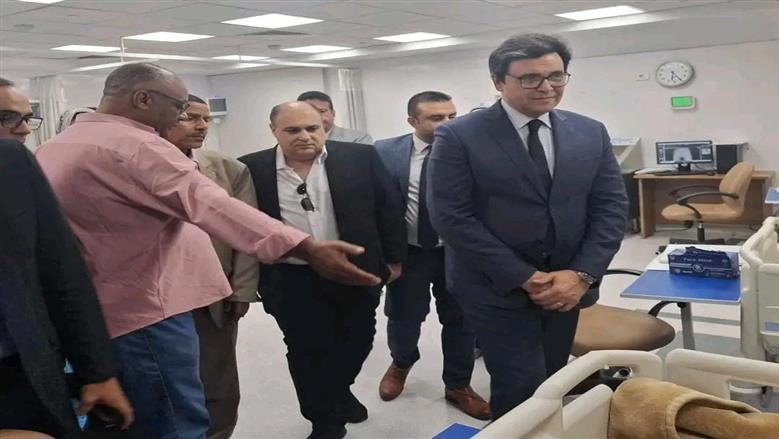 وزير الثقافة يزور مصابي حادث إسنا ويأمر بتوفير رعاية كاملة لهم