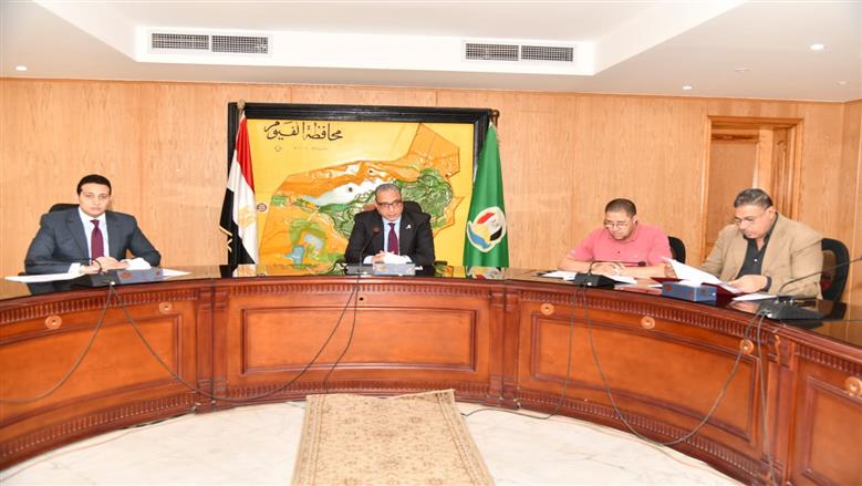محافظ الفيوم يناقش مستجدات ملفي التقنين والتصالح