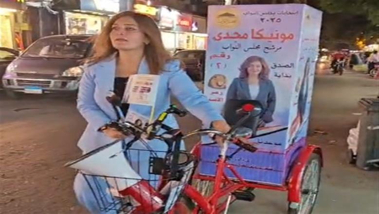 بـ«دراجة».. رحلة المرشحة الشابة مونيكا مجدي لصنع شعبية مختلفة في شوارع شبرا وبولاق