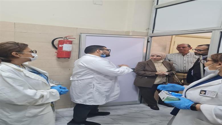 وكيل وزارة الصحة بالفيوم في جولة مفاجئة بالمستشفى العام