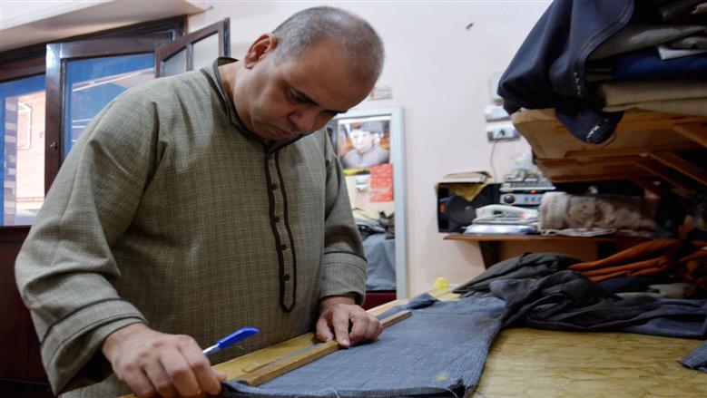 أسعارها تفوق «البدل».. كواليس صناعة «الجلابية البلدي» لكل المواسم