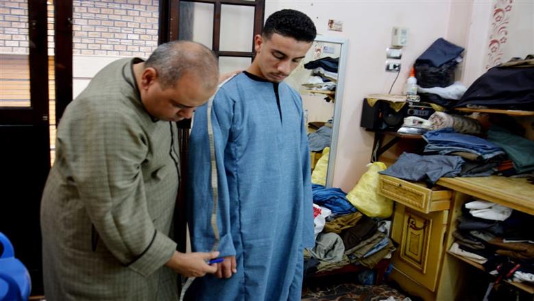 أسعارها تفوق «البدل».. كواليس صناعة «الجلابية البلدي» لكل المواسم