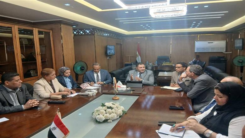 نائب محافظ القاهرة يتابع استعدادات الإنتخابات
