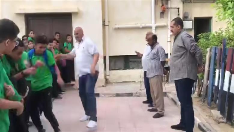 «تعليم الإسكندرية» توضح حقيقة فيديو تعدِ مدرس على طالب: المعلم في إجازة