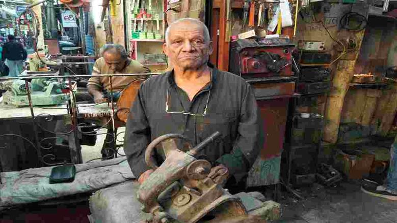 عم سعد 55 عاما من الصنعة والإتقان في قلب القيسارية بأسيوط