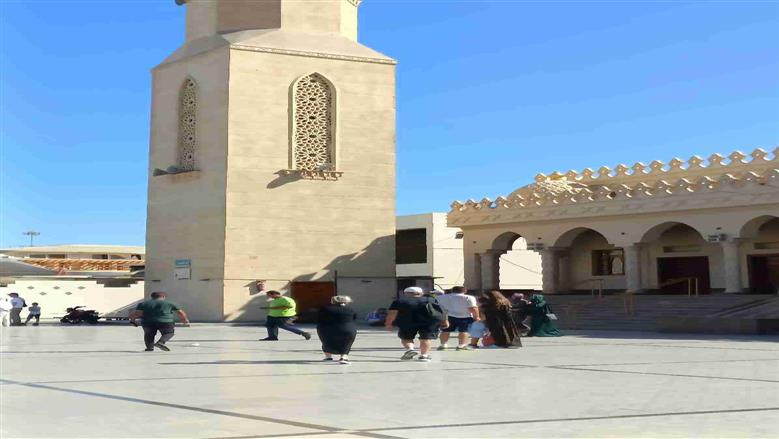 رواج سياحي في الغردقة.. وساحة مسجد الميناء تستقبل مئات الأوروبيين يوميا (صور) 