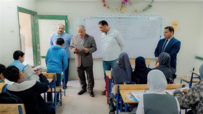 مدير تعليم الفيوم يختبر الطلاب في القراءة