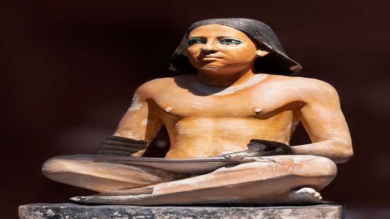 الكاتب المصري الجالس على ورقة الـ200 جنيه… ما دلالات الصورة والرمز الخالد؟