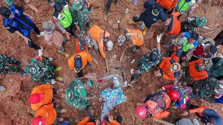  18 قتيلا واختفاء 30 منزلا.. مشاهد مؤلمة من انهيارات أرضية في إندونيسيا