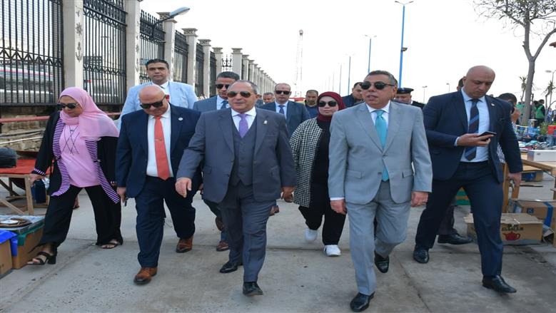 محافظ بورسعيد يستقبل ركاب سفينة سياحية
