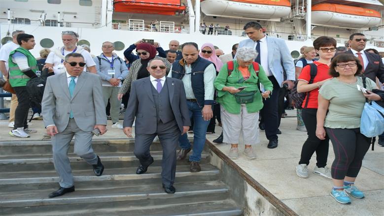 محافظ بورسعيد يستقبل ركاب سفينة سياحية