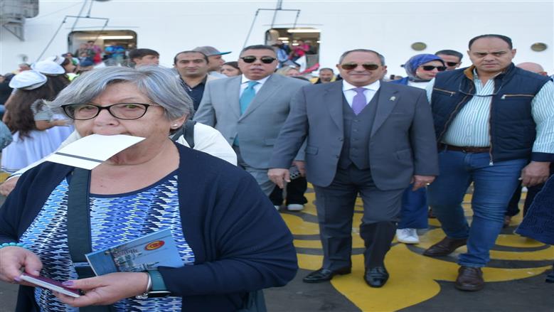 محافظ بورسعيد يستقبل ركاب سفينة سياحية