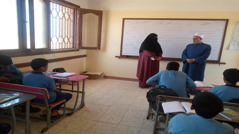 رئيس منطقة مطروح الأزهرية خلال متابعة معهد النجيلة الأزهري والوقوع علي تجهيزات روضة النجيلة