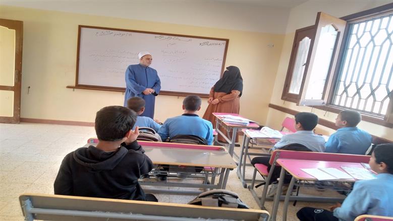 رئيس منطقة مطروح الأزهرية خلال متابعة معهد النجيلة الأزهري والوقوع علي تجهيزات روضة النجيلة