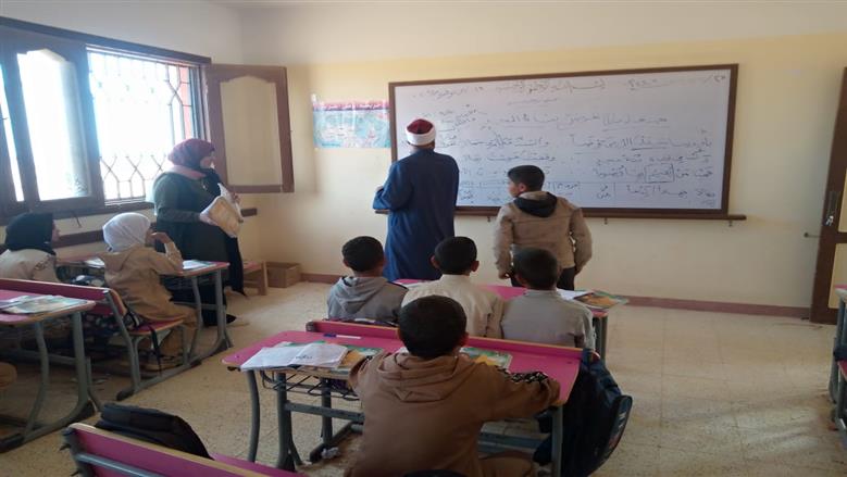 رئيس منطقة مطروح الأزهرية خلال متابعة معهد النجيلة الأزهري والوقوع علي تجهيزات روضة النجيلة