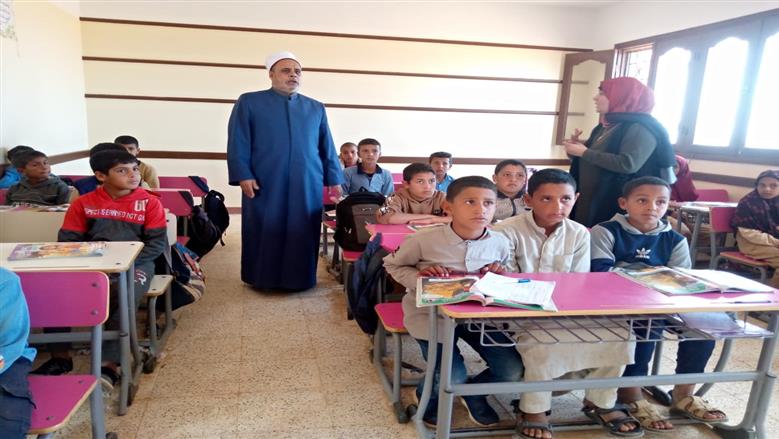 رئيس منطقة مطروح الأزهرية خلال متابعة معهد النجيلة الأزهري والوقوع علي تجهيزات روضة النجيلة