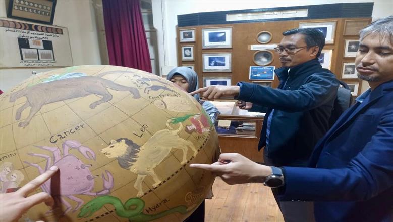 الأزهر ينظم زيارة ميدانية لمعهد البحوث الفلكية للباحثين الماليزيين.. صور