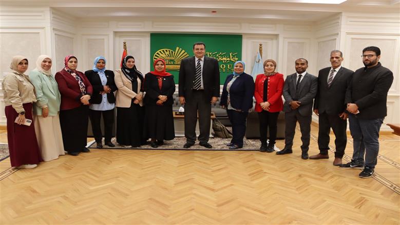 رئيس جامعة مطروح مع ممثلي الكليات المرشحة لجائزة التميز الحكومى