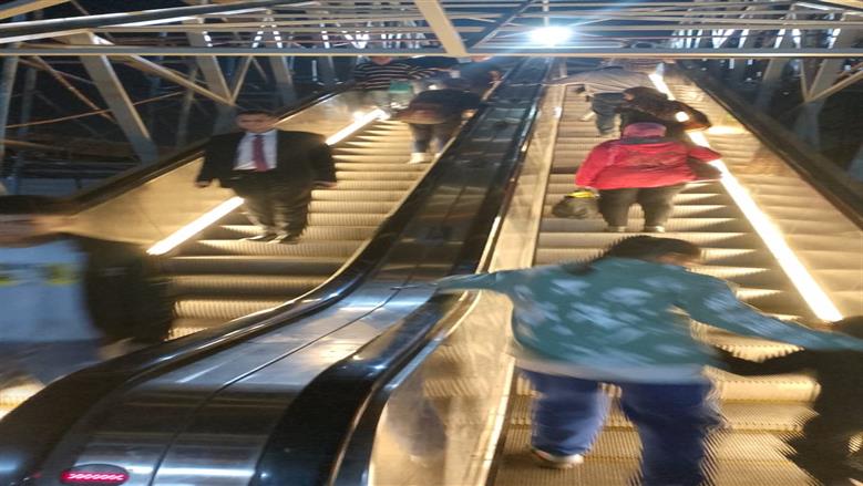 محافظ القليوبية: تركيب إضاءة «ليد» للحفاظ على السلم الكهربائي للمشاة في بنها
