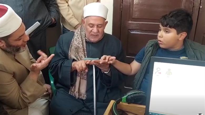 يحفظ القرآن بالأرقام ويترجمه للإنجليزية.. معجزة طفل 11 سنة مصاب بالتوحد 