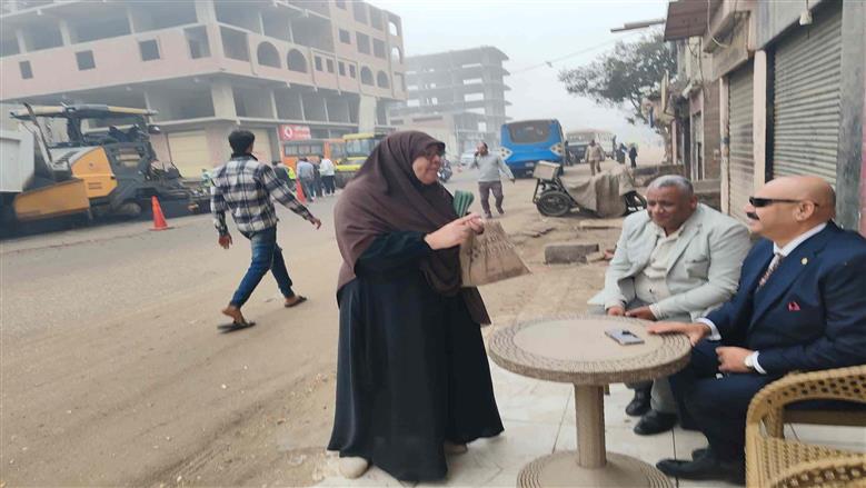 رئيس حي شرق شبرا الخيمة مع المواطنين بالشارع
