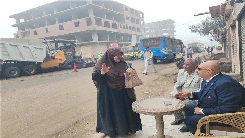رئيس حي شرق شبرا الخيمة مع المواطنين بالشارع