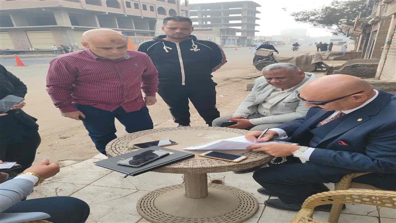 رئيس حي شرق شبرا الخيمة مع المواطنين بالشارع