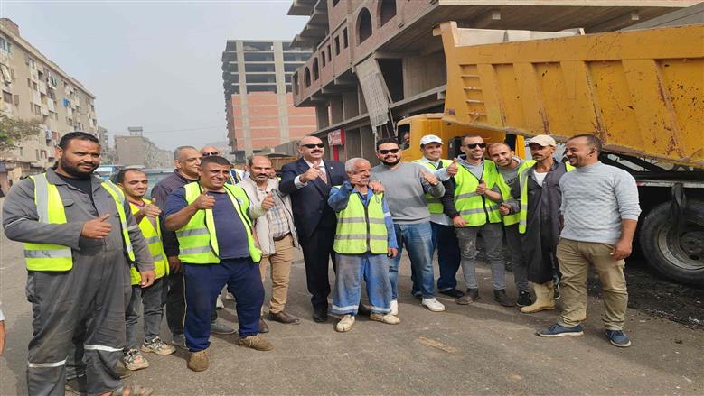 رئيس حي شرق شبرا الخيمة مع المواطنين بالشارع