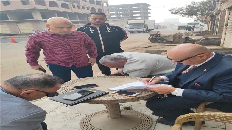 رئيس حي شرق شبرا الخيمة مع المواطنين بالشارع