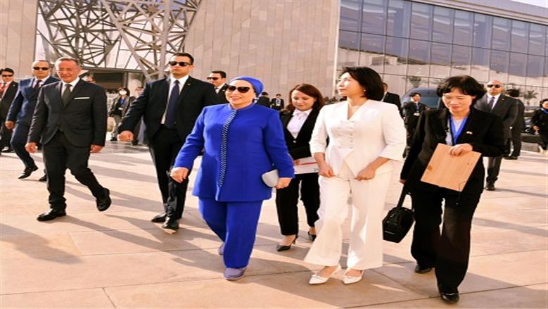 السيدة انتصار السيسي خلال استقبالها السيدة كيم هي-كيونج