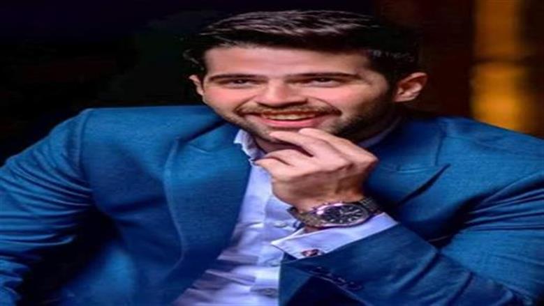 طارق الإبياري ووئام مجدي يرتديان بادج للمصوّر الراحل ماجد هلال في ختام مهرجان القاهرة