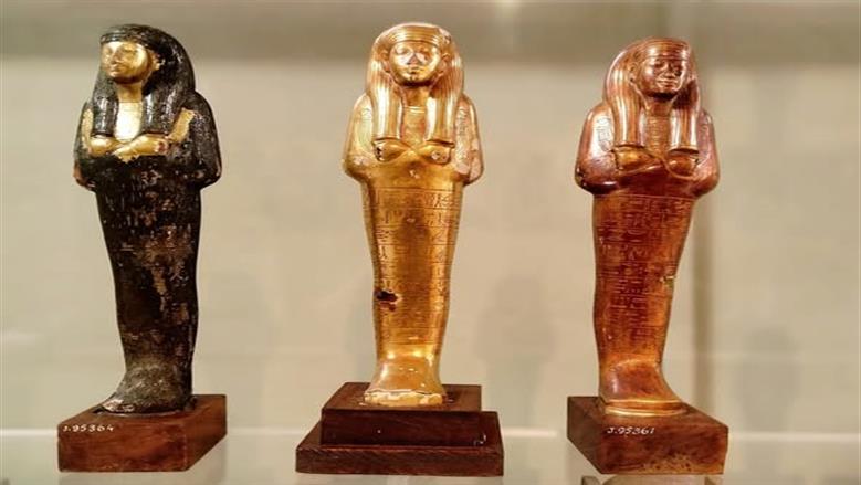 القطع الأثرية 