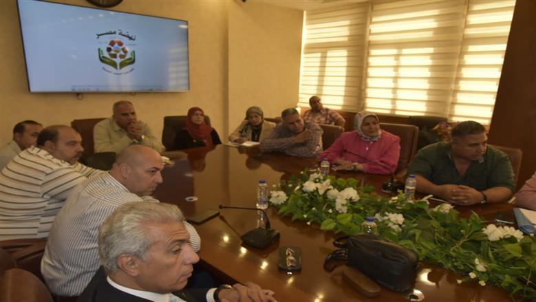 محافظ بورسعيد يجتمع مع شركة النظافة الجديدة